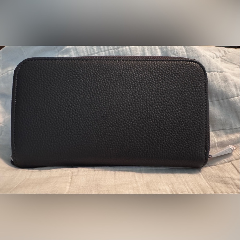 thirty-one brown wallet. 14 card slots. Coin zippered pocket.